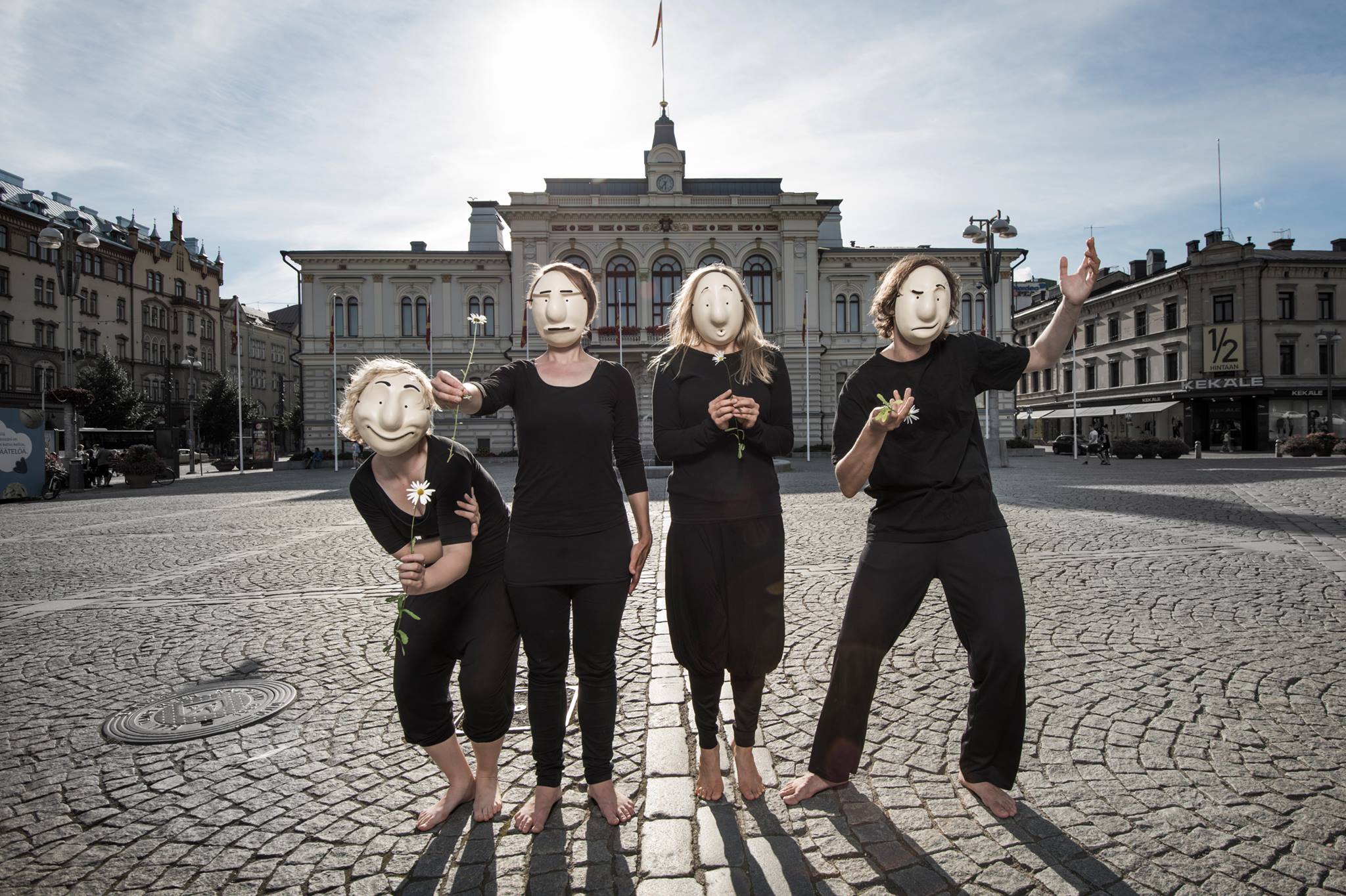 Kompastusjoukon More Amore -esitys (2015) Kompastusjoukko on tamperelainen liikepohjaisen, fyysisen teatterin ryhmä (2015)