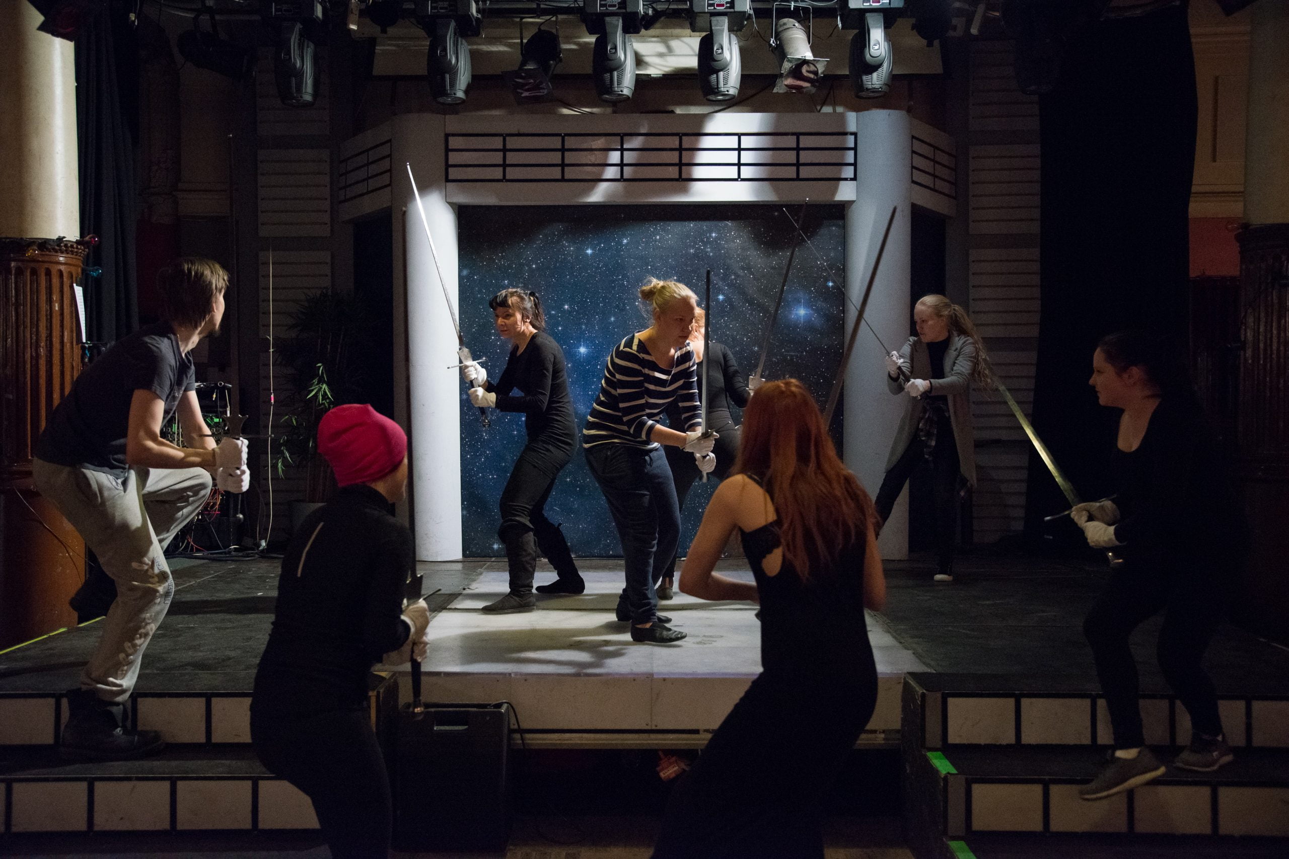 Suomen Musiikkiteatteri Akatemia taikataistelukohtausta loppudemosta (lv 2015-2016) Opetin Suomen Musiikkiteatteri Akatemian liikepohjaiset näyttämötaistelu- ja fyysisen ilmaisun kurssit kolmen lukuvuoden ajan (2016)